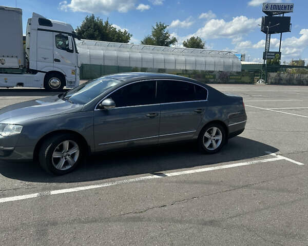 Серый Фольксваген Пассат, объемом двигателя 1.8 л и пробегом 260 тыс. км за 6100 $, фото 1 на Automoto.ua