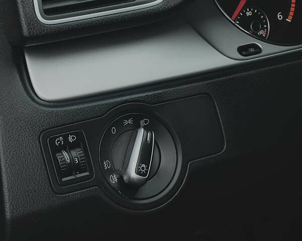 Серый Фольксваген Пассат, объемом двигателя 1.97 л и пробегом 238 тыс. км за 8700 $, фото 25 на Automoto.ua