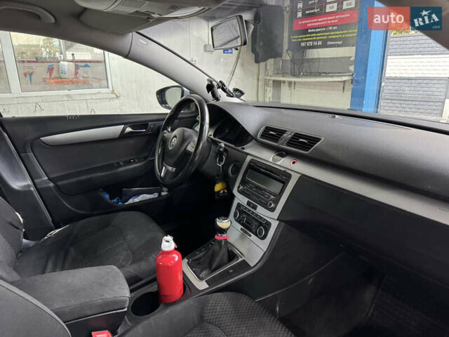 Серый Фольксваген Пассат, объемом двигателя 1.6 л и пробегом 356 тыс. км за 8700 $, фото 12 на Automoto.ua