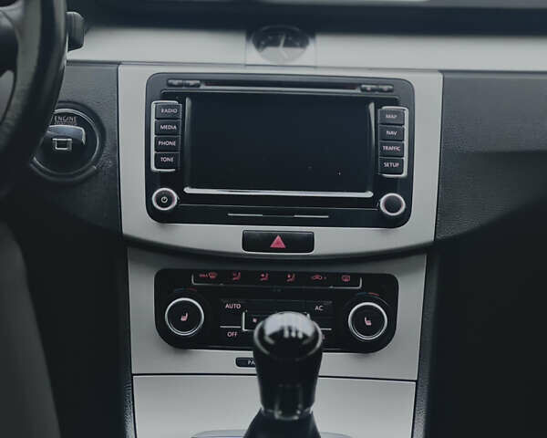 Серый Фольксваген Пассат, объемом двигателя 1.97 л и пробегом 238 тыс. км за 8700 $, фото 33 на Automoto.ua