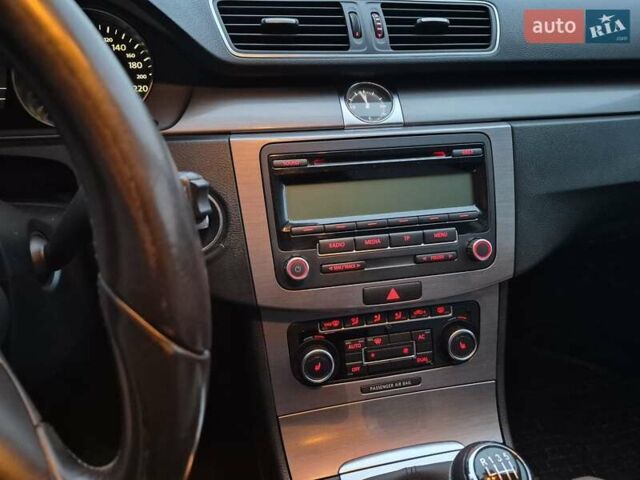 Сірий Фольксваген Пассат, об'ємом двигуна 1.8 л та пробігом 184 тис. км за 11000 $, фото 13 на Automoto.ua