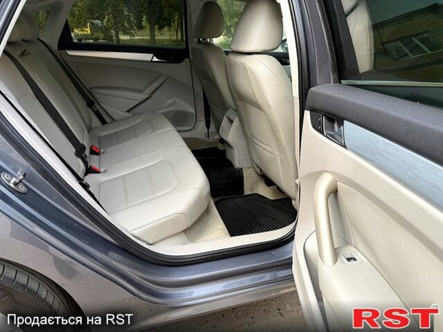 Серый Фольксваген Пассат, объемом двигателя 2.5 л и пробегом 199 тыс. км за 9000 $, фото 7 на Automoto.ua