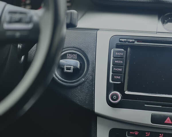 Серый Фольксваген Пассат, объемом двигателя 1.97 л и пробегом 238 тыс. км за 8700 $, фото 32 на Automoto.ua