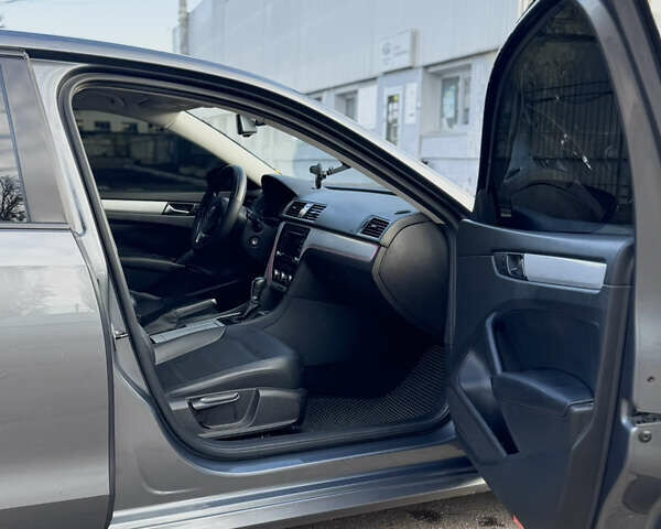 Сірий Фольксваген Пассат, об'ємом двигуна 2.5 л та пробігом 220 тис. км за 10500 $, фото 12 на Automoto.ua