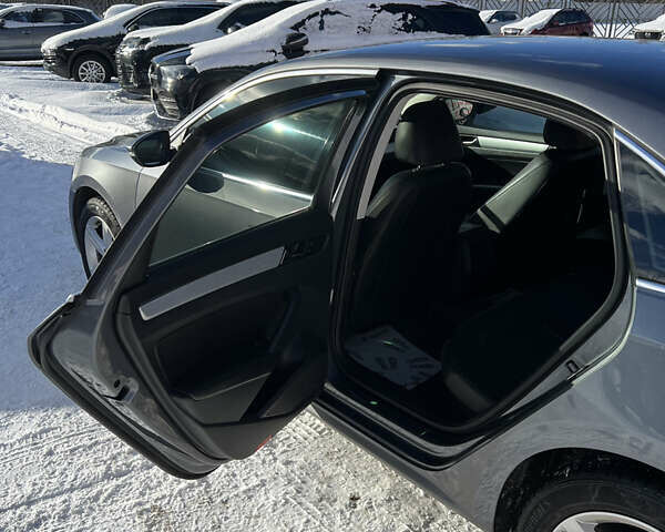 Сірий Фольксваген Пассат, об'ємом двигуна 2.5 л та пробігом 223 тис. км за 9800 $, фото 16 на Automoto.ua