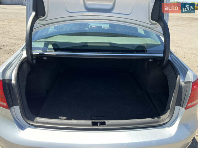 Серый Фольксваген Пассат, объемом двигателя 2.5 л и пробегом 196 тыс. км за 9999 $, фото 5 на Automoto.ua