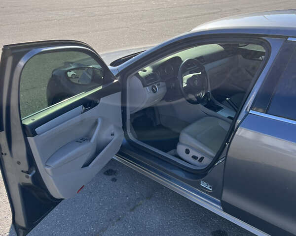 Серый Фольксваген Пассат, объемом двигателя 2.5 л и пробегом 174 тыс. км за 10900 $, фото 7 на Automoto.ua