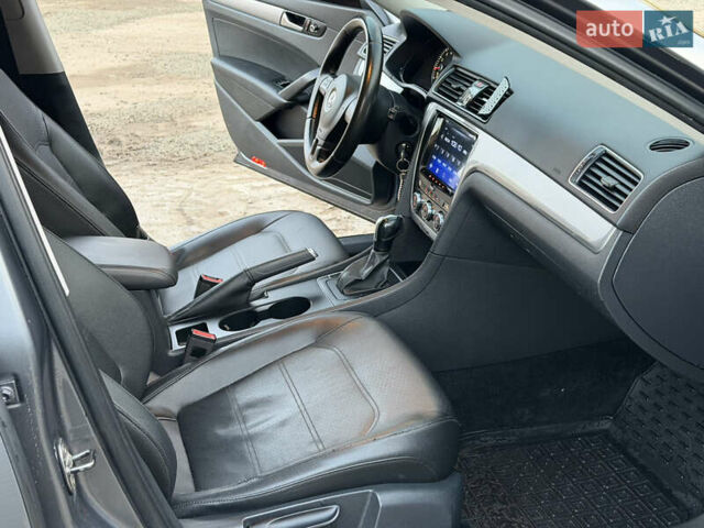 Серый Фольксваген Пассат, объемом двигателя 2.5 л и пробегом 225 тыс. км за 11000 $, фото 51 на Automoto.ua