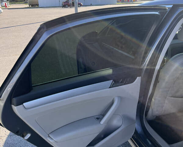 Серый Фольксваген Пассат, объемом двигателя 2.5 л и пробегом 174 тыс. км за 10900 $, фото 13 на Automoto.ua