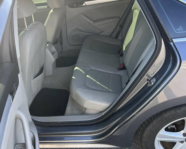 Серый Фольксваген Пассат, объемом двигателя 2.5 л и пробегом 174 тыс. км за 10900 $, фото 14 на Automoto.ua