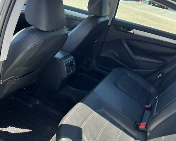 Серый Фольксваген Пассат, объемом двигателя 2.5 л и пробегом 196 тыс. км за 9999 $, фото 6 на Automoto.ua