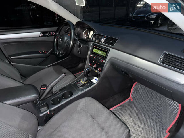 Серый Фольксваген Пассат, объемом двигателя 2.5 л и пробегом 299 тыс. км за 7999 $, фото 6 на Automoto.ua