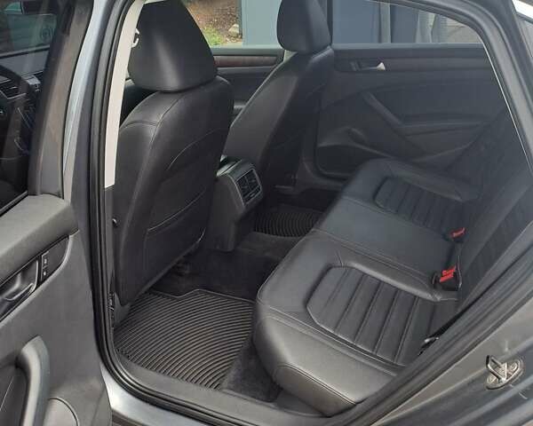 Серый Фольксваген Пассат, объемом двигателя 2.5 л и пробегом 316 тыс. км за 9900 $, фото 6 на Automoto.ua