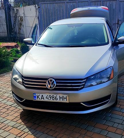 Серый Фольксваген Пассат, объемом двигателя 2.5 л и пробегом 295 тыс. км за 8999 $, фото 1 на Automoto.ua