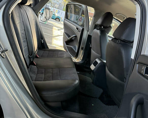 Сірий Фольксваген Пассат, об'ємом двигуна 2.48 л та пробігом 263 тис. км за 9000 $, фото 19 на Automoto.ua