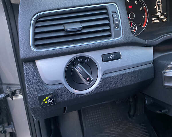 Сірий Фольксваген Пассат, об'ємом двигуна 2.48 л та пробігом 226 тис. км за 11000 $, фото 12 на Automoto.ua