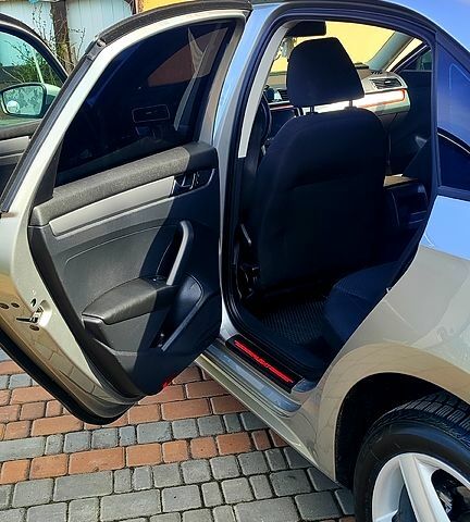 Серый Фольксваген Пассат, объемом двигателя 2.5 л и пробегом 295 тыс. км за 8999 $, фото 3 на Automoto.ua