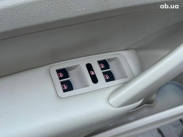 Серый Фольксваген Пассат, объемом двигателя 2.5 л и пробегом 156 тыс. км за 10990 $, фото 19 на Automoto.ua