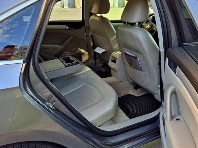 Серый Фольксваген Пассат, объемом двигателя 2.5 л и пробегом 330 тыс. км за 9500 $, фото 7 на Automoto.ua