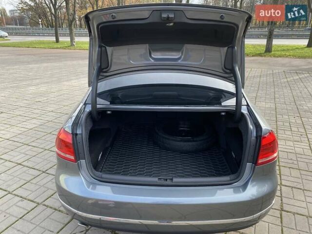 Серый Фольксваген Пассат, объемом двигателя 2.48 л и пробегом 224 тыс. км за 12000 $, фото 14 на Automoto.ua