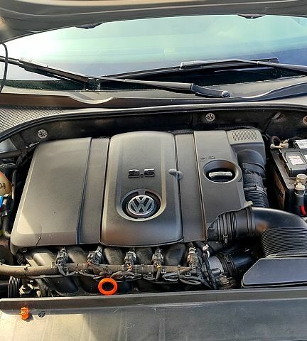 Серый Фольксваген Пассат, объемом двигателя 2.5 л и пробегом 295 тыс. км за 8999 $, фото 7 на Automoto.ua