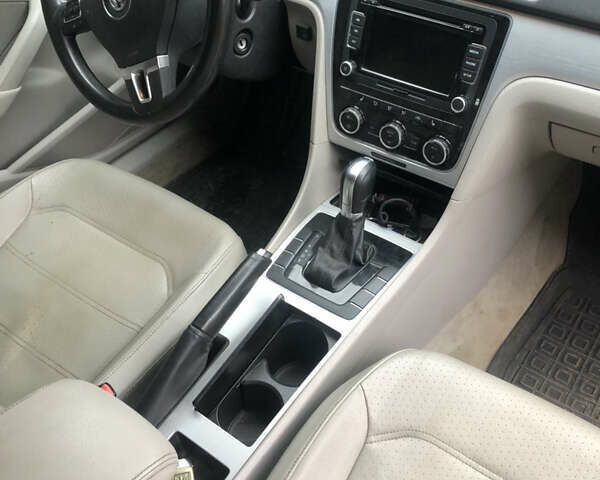 Серый Фольксваген Пассат, объемом двигателя 2.5 л и пробегом 260 тыс. км за 10200 $, фото 13 на Automoto.ua