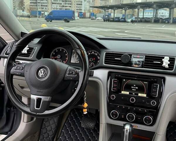 Серый Фольксваген Пассат, объемом двигателя 2.48 л и пробегом 214 тыс. км за 10200 $, фото 16 на Automoto.ua