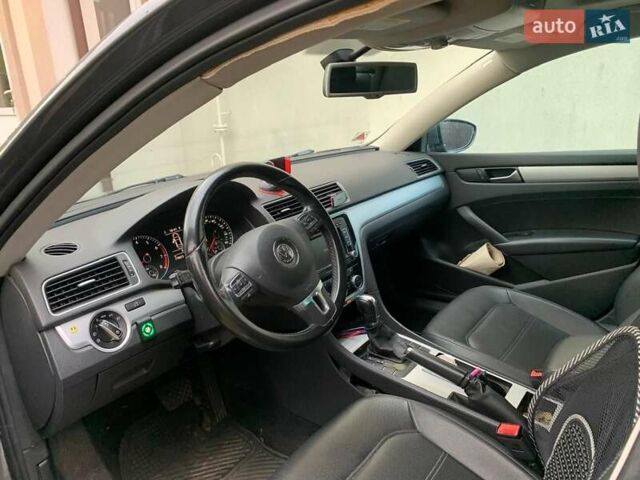 Серый Фольксваген Пассат, объемом двигателя 2.48 л и пробегом 178 тыс. км за 10000 $, фото 6 на Automoto.ua