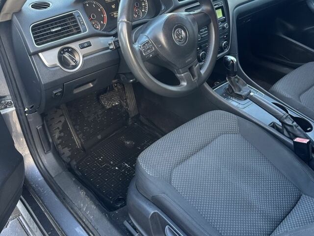 Серый Фольксваген Пассат, объемом двигателя 2.5 л и пробегом 180 тыс. км за 8700 $, фото 4 на Automoto.ua