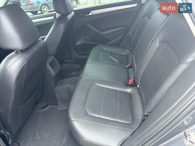 Сірий Фольксваген Пассат, об'ємом двигуна 2.5 л та пробігом 227 тис. км за 10800 $, фото 14 на Automoto.ua