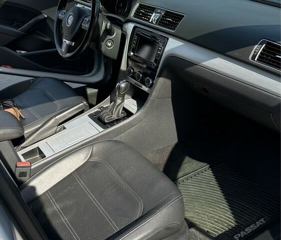 Серый Фольксваген Пассат, объемом двигателя 2.5 л и пробегом 271 тыс. км за 9600 $, фото 5 на Automoto.ua