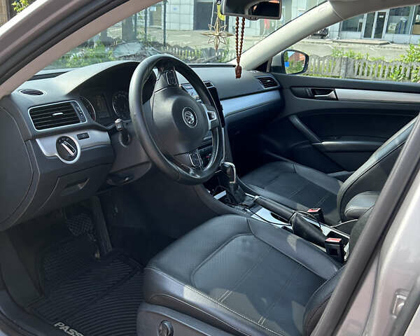 Серый Фольксваген Пассат, объемом двигателя 2.5 л и пробегом 266 тыс. км за 9500 $, фото 7 на Automoto.ua