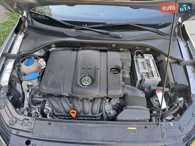 Серый Фольксваген Пассат, объемом двигателя 2.5 л и пробегом 222 тыс. км за 9999 $, фото 3 на Automoto.ua