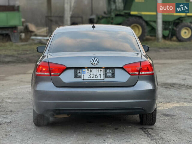 Серый Фольксваген Пассат, объемом двигателя 2.5 л и пробегом 225 тыс. км за 11000 $, фото 53 на Automoto.ua
