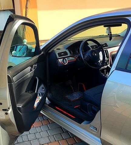 Серый Фольксваген Пассат, объемом двигателя 2.5 л и пробегом 295 тыс. км за 8999 $, фото 2 на Automoto.ua