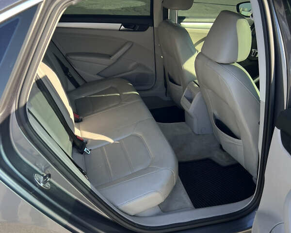 Серый Фольксваген Пассат, объемом двигателя 2.5 л и пробегом 174 тыс. км за 10900 $, фото 17 на Automoto.ua