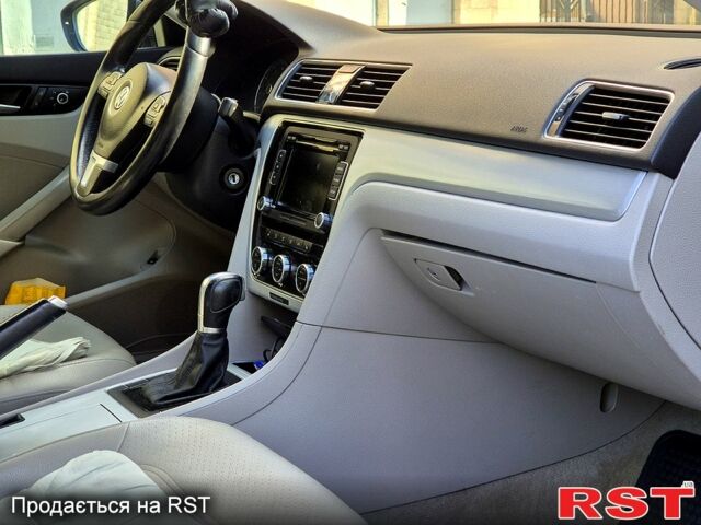 Серый Фольксваген Пассат, объемом двигателя 2.5 л и пробегом 330 тыс. км за 9500 $, фото 6 на Automoto.ua