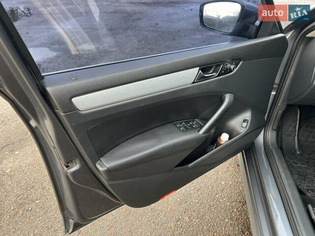 Серый Фольксваген Пассат, объемом двигателя 2.5 л и пробегом 163 тыс. км за 9200 $, фото 25 на Automoto.ua