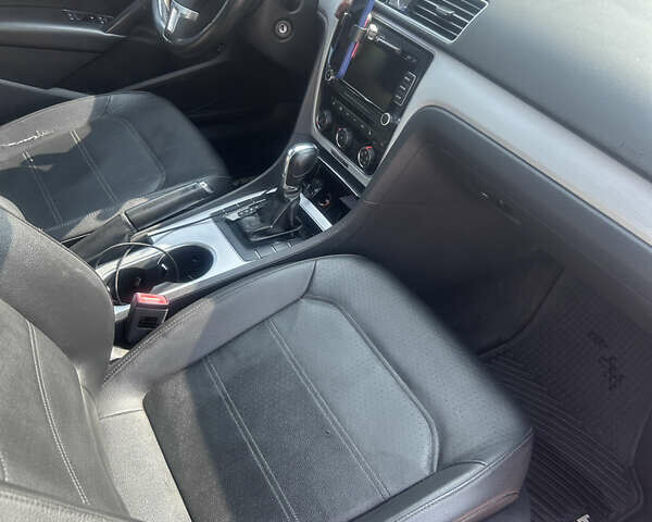 Серый Фольксваген Пассат, объемом двигателя 2.5 л и пробегом 266 тыс. км за 9500 $, фото 16 на Automoto.ua