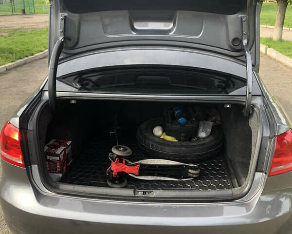 Серый Фольксваген Пассат, объемом двигателя 2.5 л и пробегом 260 тыс. км за 10200 $, фото 7 на Automoto.ua