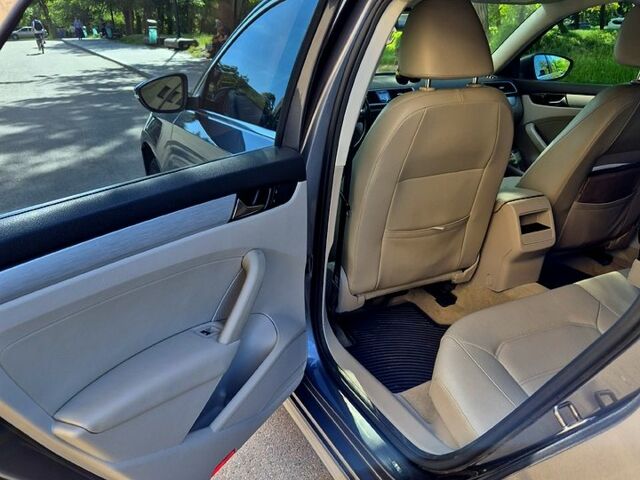 Серый Фольксваген Пассат, объемом двигателя 2.5 л и пробегом 330 тыс. км за 9500 $, фото 10 на Automoto.ua