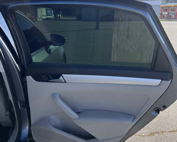 Серый Фольксваген Пассат, объемом двигателя 2.5 л и пробегом 174 тыс. км за 10900 $, фото 16 на Automoto.ua