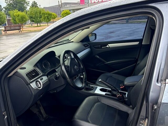 Серый Фольксваген Пассат, объемом двигателя 2.5 л и пробегом 226 тыс. км за 10500 $, фото 5 на Automoto.ua