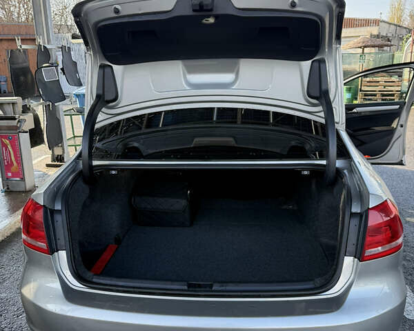 Сірий Фольксваген Пассат, об'ємом двигуна 2.48 л та пробігом 263 тис. км за 9000 $, фото 24 на Automoto.ua