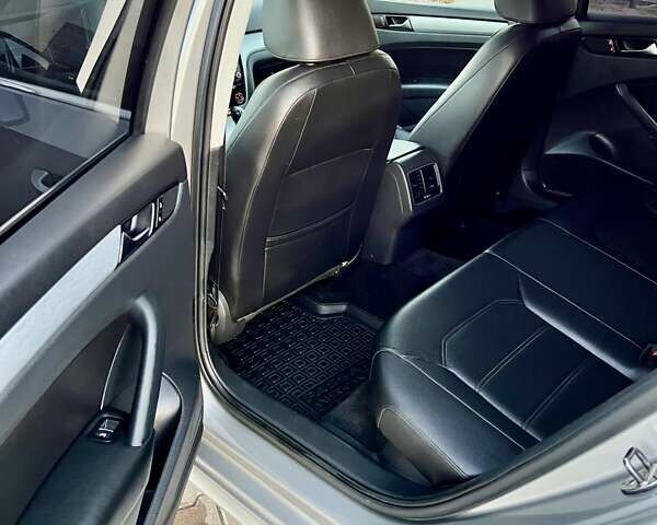 Серый Фольксваген Пассат, объемом двигателя 2.48 л и пробегом 215 тыс. км за 9950 $, фото 14 на Automoto.ua