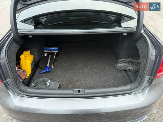 Сірий Фольксваген Пассат, об'ємом двигуна 2.5 л та пробігом 227 тис. км за 10800 $, фото 10 на Automoto.ua