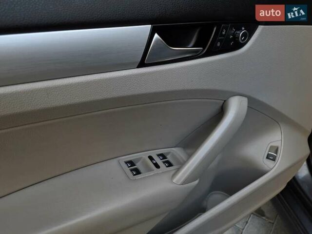 Серый Фольксваген Пассат, объемом двигателя 2.5 л и пробегом 241 тыс. км за 7450 $, фото 20 на Automoto.ua