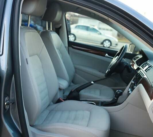 Серый Фольксваген Пассат, объемом двигателя 2.5 л и пробегом 140 тыс. км за 9900 $, фото 29 на Automoto.ua