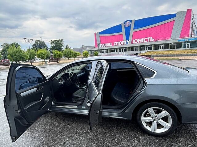 Серый Фольксваген Пассат, объемом двигателя 2.5 л и пробегом 226 тыс. км за 10500 $, фото 7 на Automoto.ua