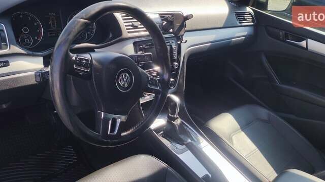 Серый Фольксваген Пассат, объемом двигателя 2.5 л и пробегом 251 тыс. км за 10999 $, фото 18 на Automoto.ua